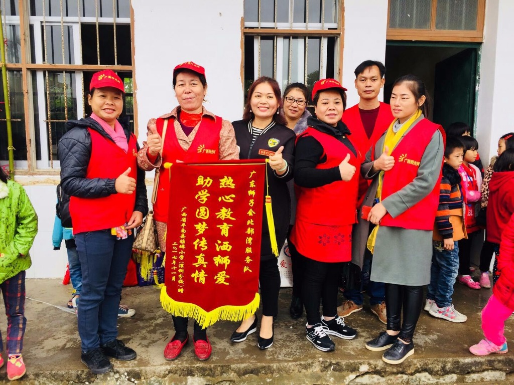 美聚天下携手广东狮子队走进广西平南，为当地贫困小学献新书新课桌[玫瑰][爱心][强]
